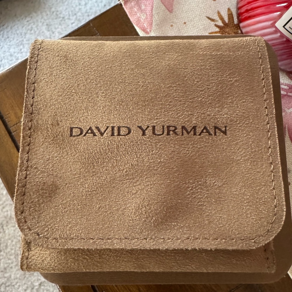 David Yurman CABLE CROSS PENDANT NECKLACE
18K Yellow Gold, 17.5mm - Picture 6 of 9